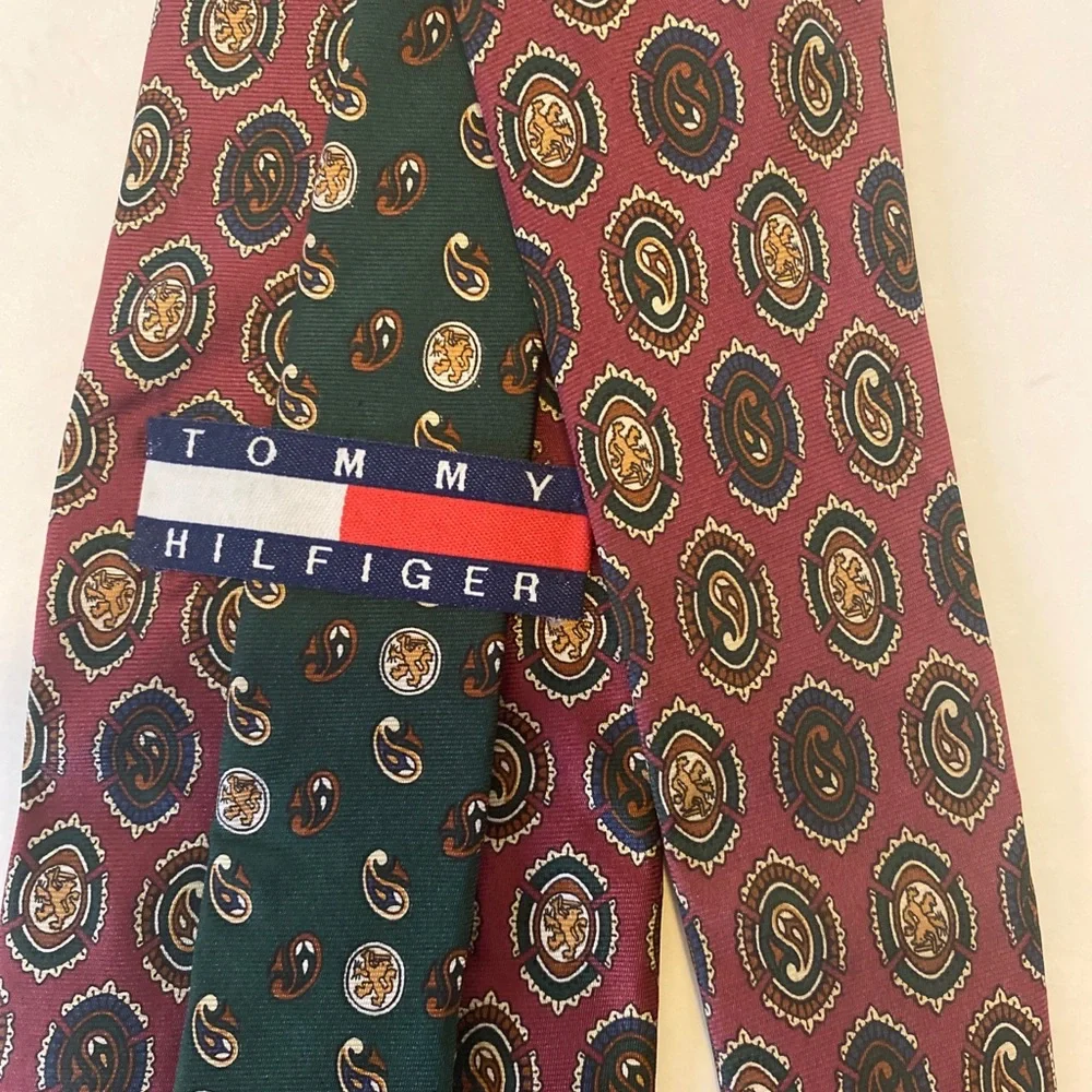 TOMMY HILFIGER Red Paisley Mens 100% Silk Neck Tie $45 EUC